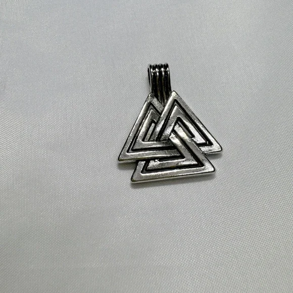 VINTAGE VIKING TRIANGLE NECKLACE - Picture 2 of 2